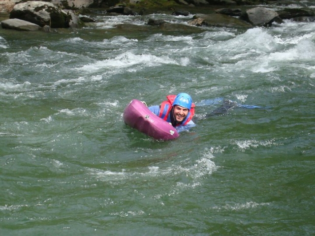 sonriendo a la camara